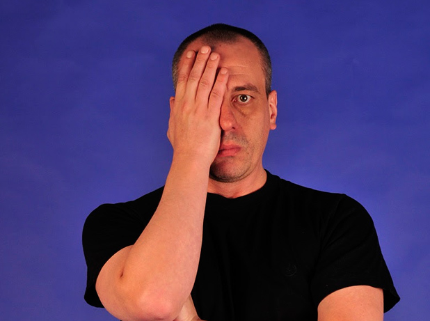 yayo contacto, chistes, bromas, sketches, foto de estudio