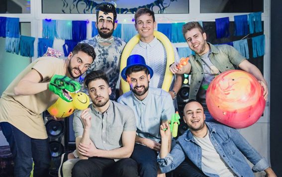 Podes contratar a Vi Em en World Music BA. Consultá acá