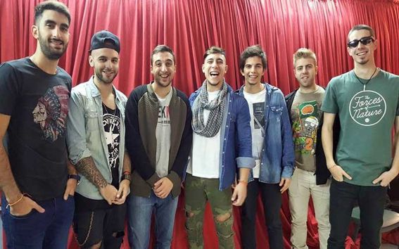 Podes contratar a Vi Em en World Music BA. Consultá acá