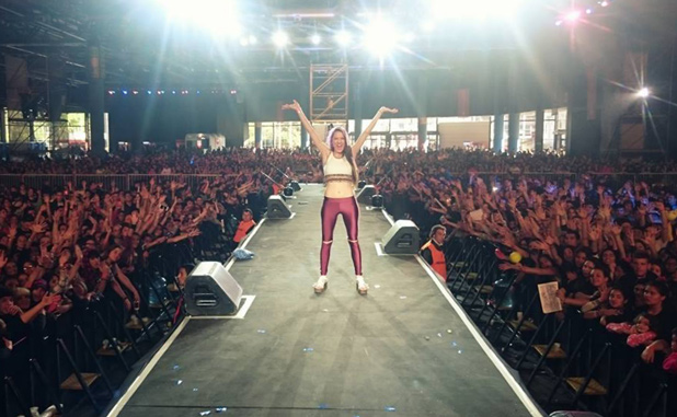 contratacion de dai hernandez, pasarela, publico, feliz