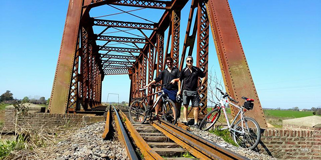 contratacion de matias antico, bicicleta, test drive, vias de tren