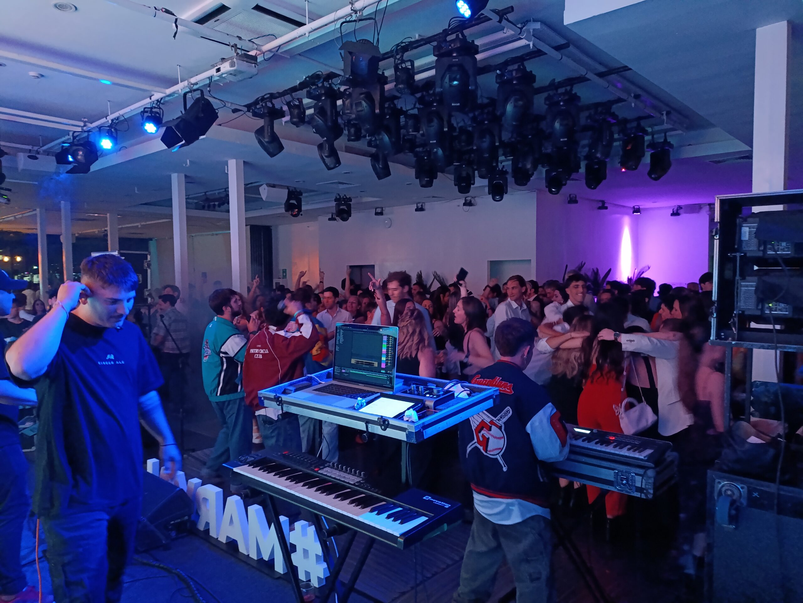 World Music BA llevó a Cafecitos a la fiesta de fin de año de Marval O'Farrell 5 World Music BA llevó a Cafecitos a la fiesta de fin de año de Marval O'Farrell 1