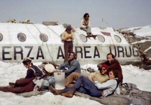 Ramón Sabella 2 "Ramón Sabella junto a otros sobrevivientes de la tragedia de los Andes en una reunión conmemorativa, más de 50 años después del accidente del vuelo 571."