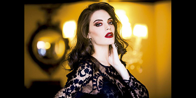 contratar a emilia attias, modelo
