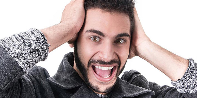 contratar a DebRyan Show, primer plano, fondo blanco