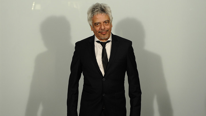 contratar a bobby flores