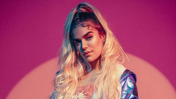 contratar a karol G