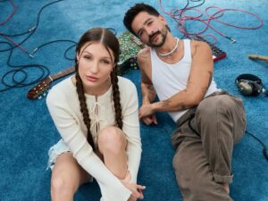 Yami Safdie 5 Yami Safdie y Camilo sentados en un estudio de grabación durante la producción de la canción Querida Yo