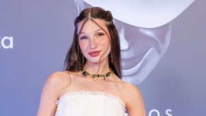 Yami Safdie 6 Yami Safdie en la alfombra roja de los Premios Gardel, luciendo vestido blanco y collar verde