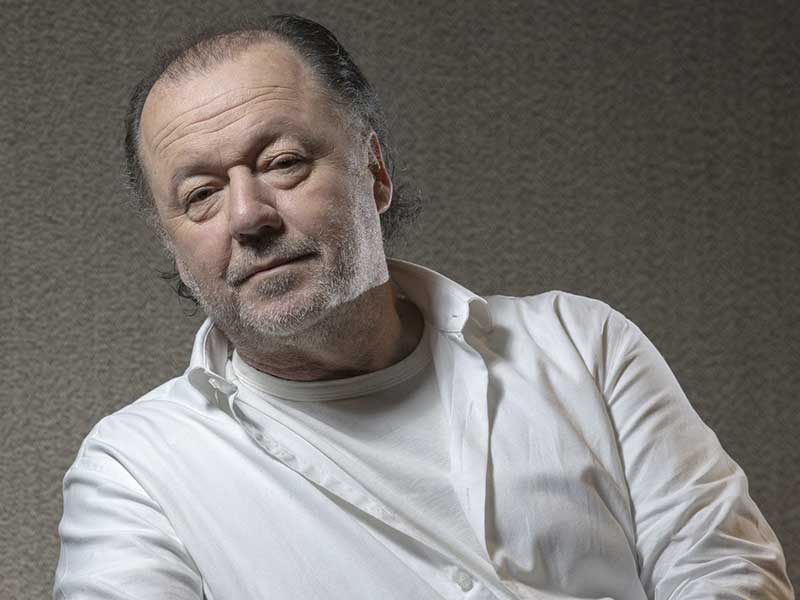 ¿Dónde contratar a Enrique Piñeyro?
