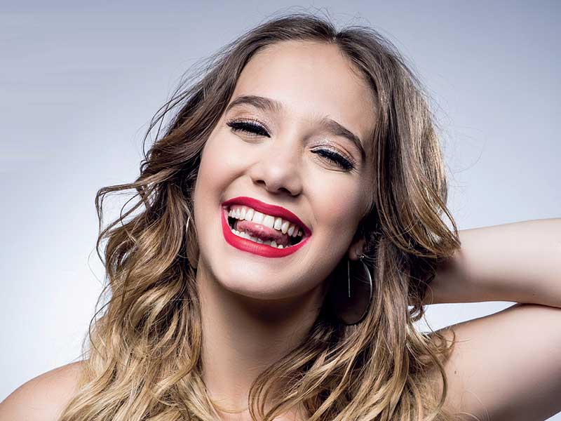 contratar a angela torres