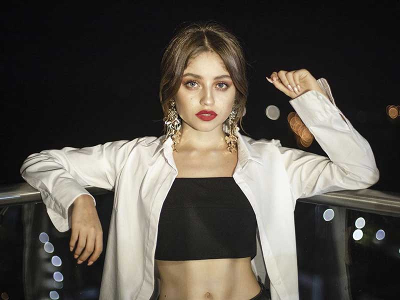 contratar a karol sevilla contratar a karol sevilla