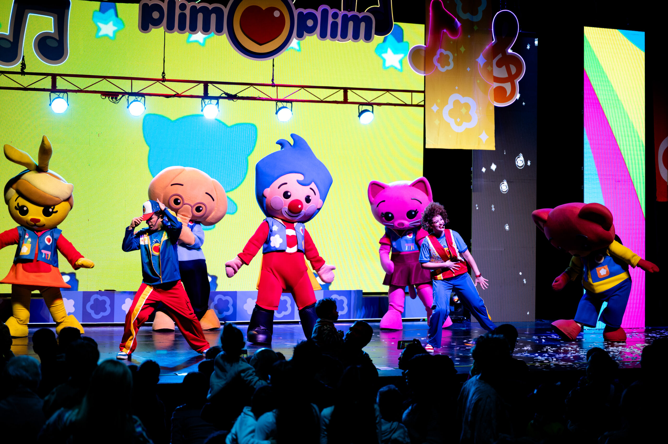 Vista del show de Plim Plim desde el público con escenario iluminado