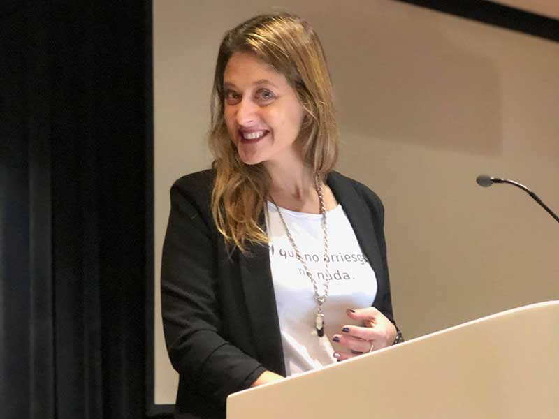 contratar a micaela akawie