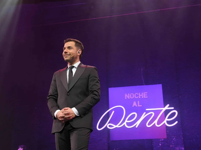 Fernando Dente conduciendo Noche al Dente, un programa de música y humor emitido por América TV