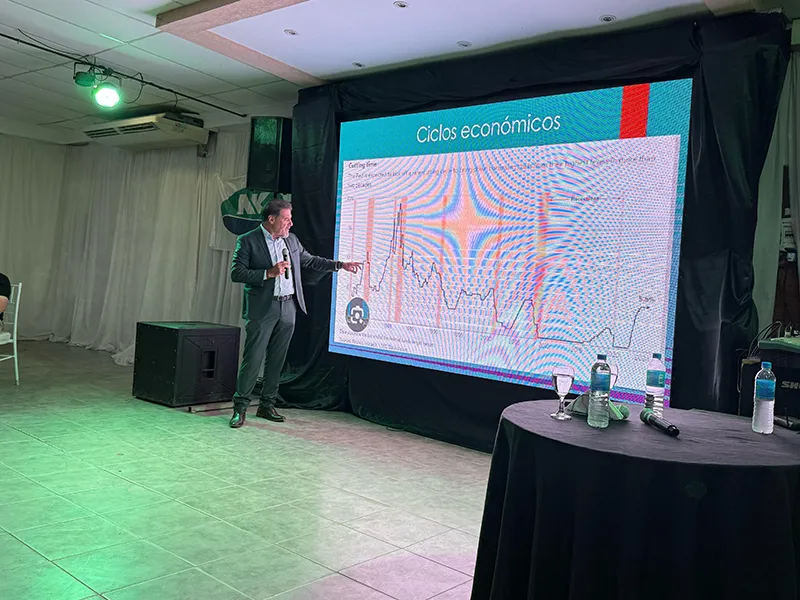Claudio Zuchovicki en evento realizado por Ronda comunicativa Agro BC