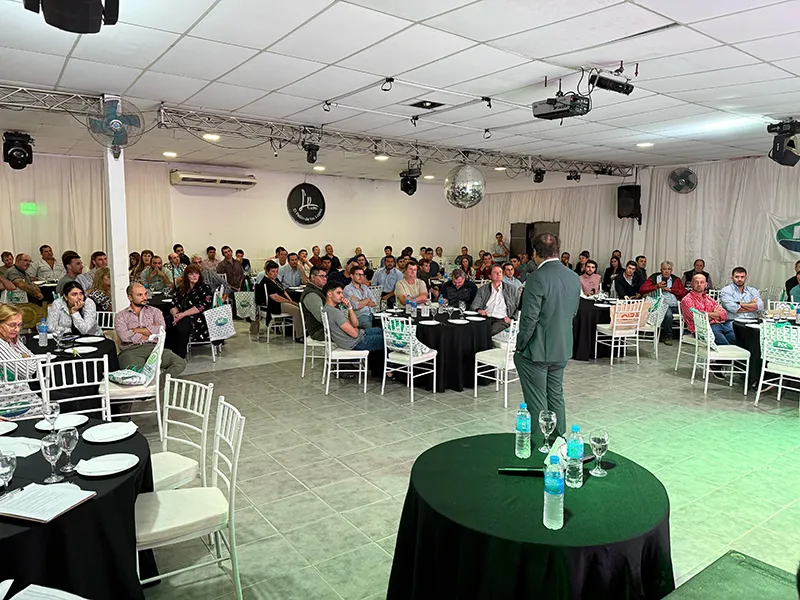 Claudio Zuchovicki en evento realizado por Ronda comunicativa Agro BC