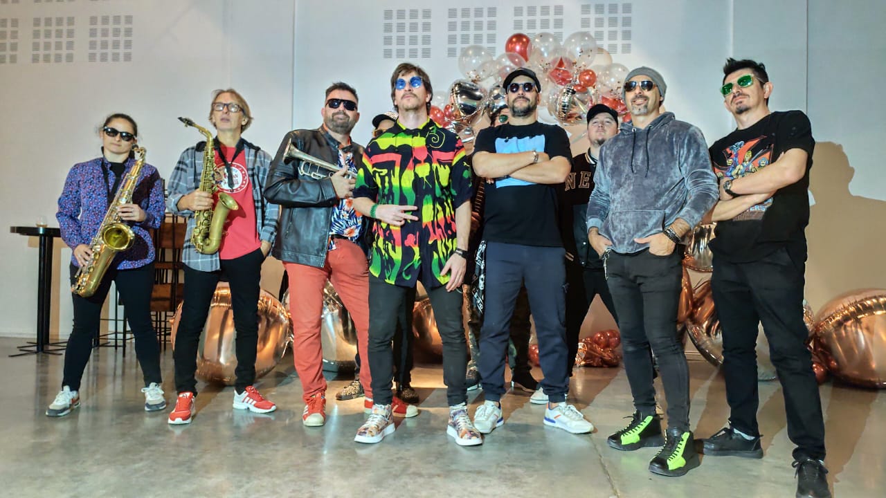 "Banda The Pirata’s tocando en vivo en una fiesta privada como tributo a Los Auténticos Decadentes en Buenos Aires"