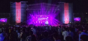 Vista del público disfrutando la presentación de Rusher King en el evento privado de Ternium"