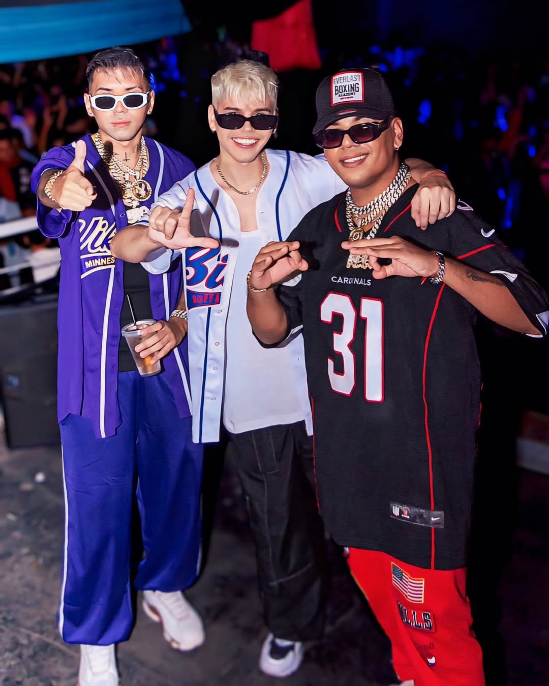 Los Nota Lokos en concierto nocturno con estilo callejero y gafas de sol