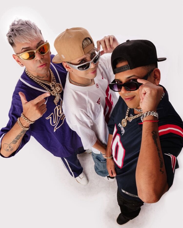 Los Nota Lokos posando en sesión de fotos de estudio