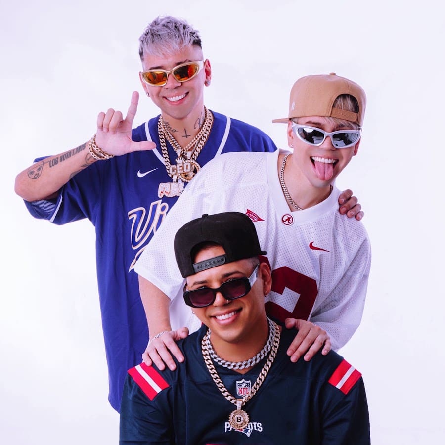 Los Nota Lokos en sesión de fotos con fondo blanco y camisetas deportivas