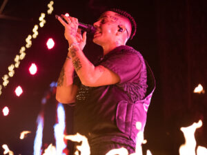 Duki cantando en vivo durante un show en River, escena incluida en el documental de Netflix.