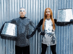 Miranda en Ferro: el dúo anunció una nueva fecha para cerrar el año 8 Ale Sergi y Juliana Gattas posando para un sesión de fotos de su nuevo disco