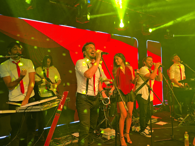 World Music BA presentó a Agapornis en la fiesta de fin de año de Pilotos SA 7