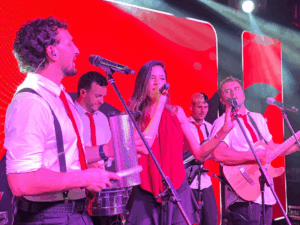 Agapornis tocando en evento privado