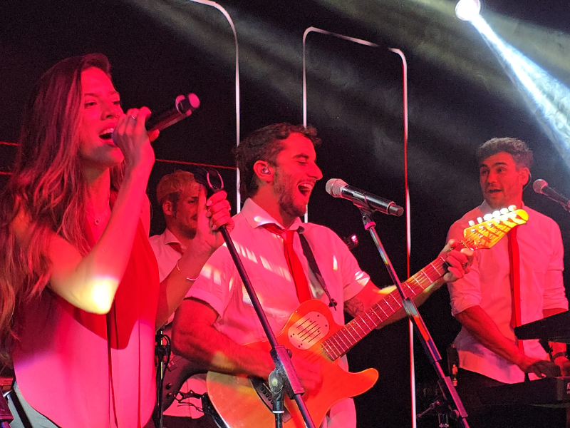 World Music BA presentó a Agapornis en la fiesta de fin de año de Pilotos SA 6