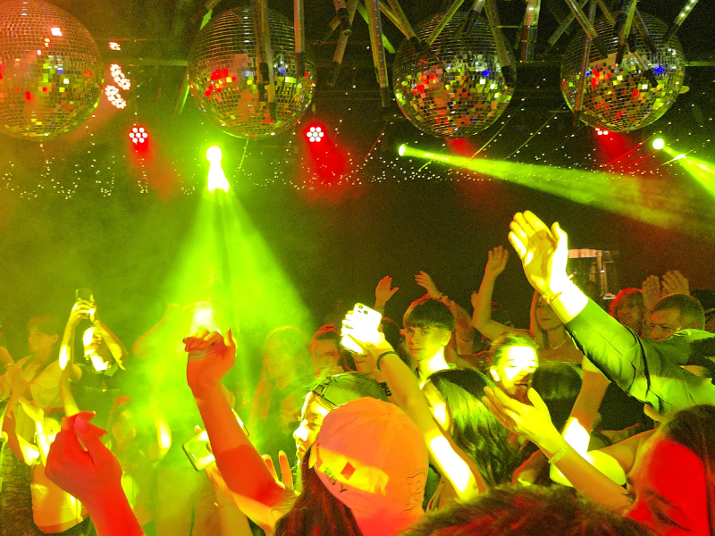 World Music BA presentó a Agapornis en la fiesta de fin de año de Pilotos SA 5