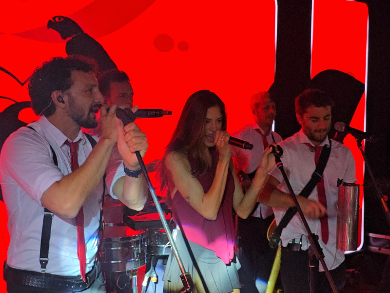 World Music BA presentó a Agapornis en la fiesta de fin de año de Pilotos SA 4
