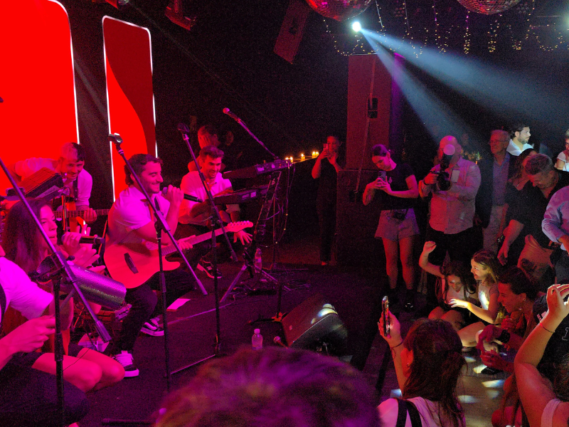 World Music BA presentó a Agapornis en la fiesta de fin de año de Pilotos SA 3