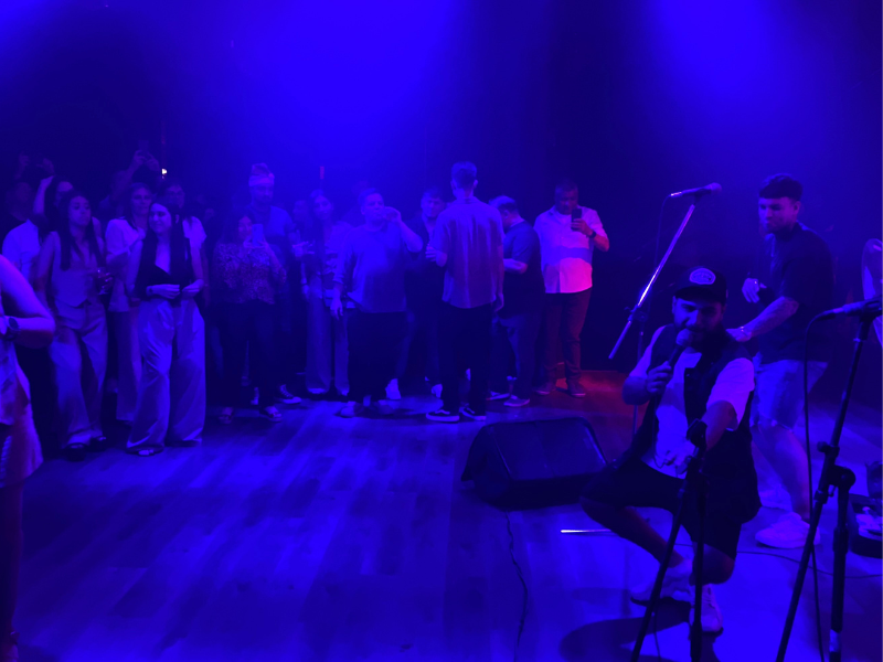 Llevamos a Damián Bravo y Tártaros a la fiesta de fin de año de Lofal Group 9