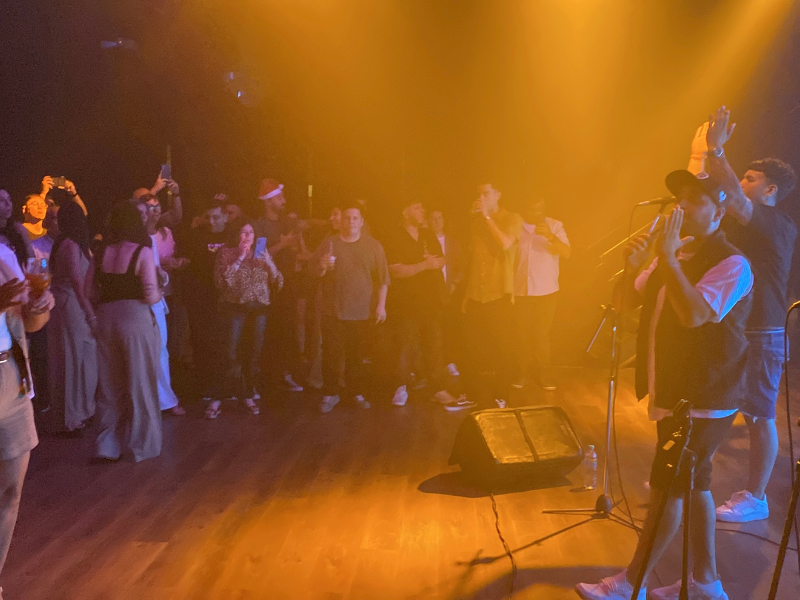 Llevamos a Damián Bravo y Tártaros a la fiesta de fin de año de Lofal Group 8