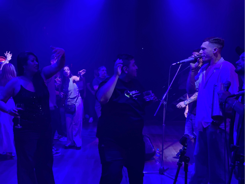 Llevamos a Damián Bravo y Tártaros a la fiesta de fin de año de Lofal Group 6