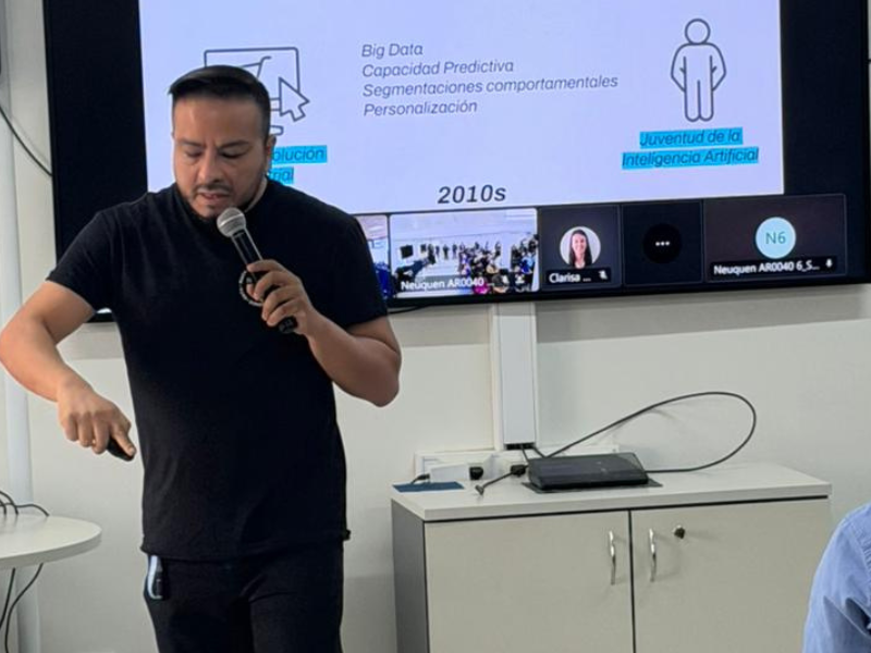 Fredi Vivas presentó una charla sobre Inteligencia Artificial para SLB 4