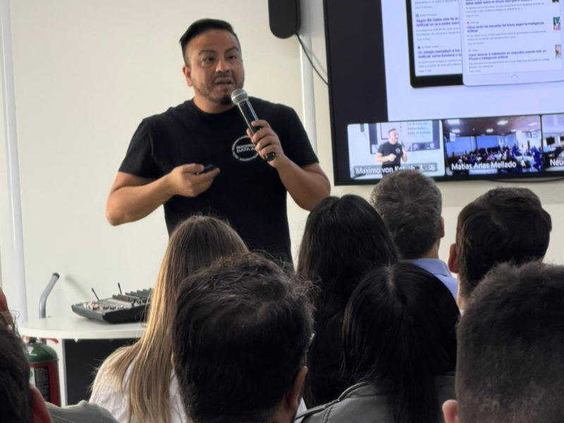 Fredi Vivas presentó una charla sobre Inteligencia Artificial para SLB 6
